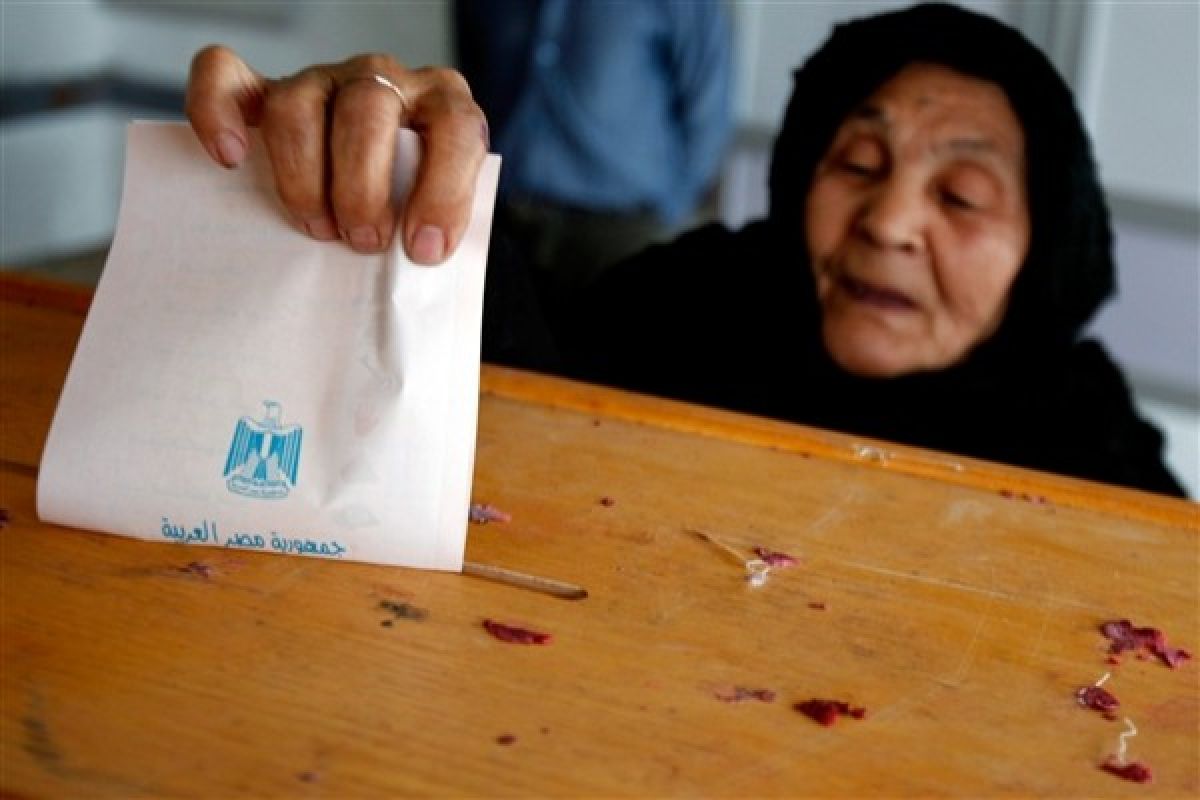 Egypt extends presidential vote for extra day