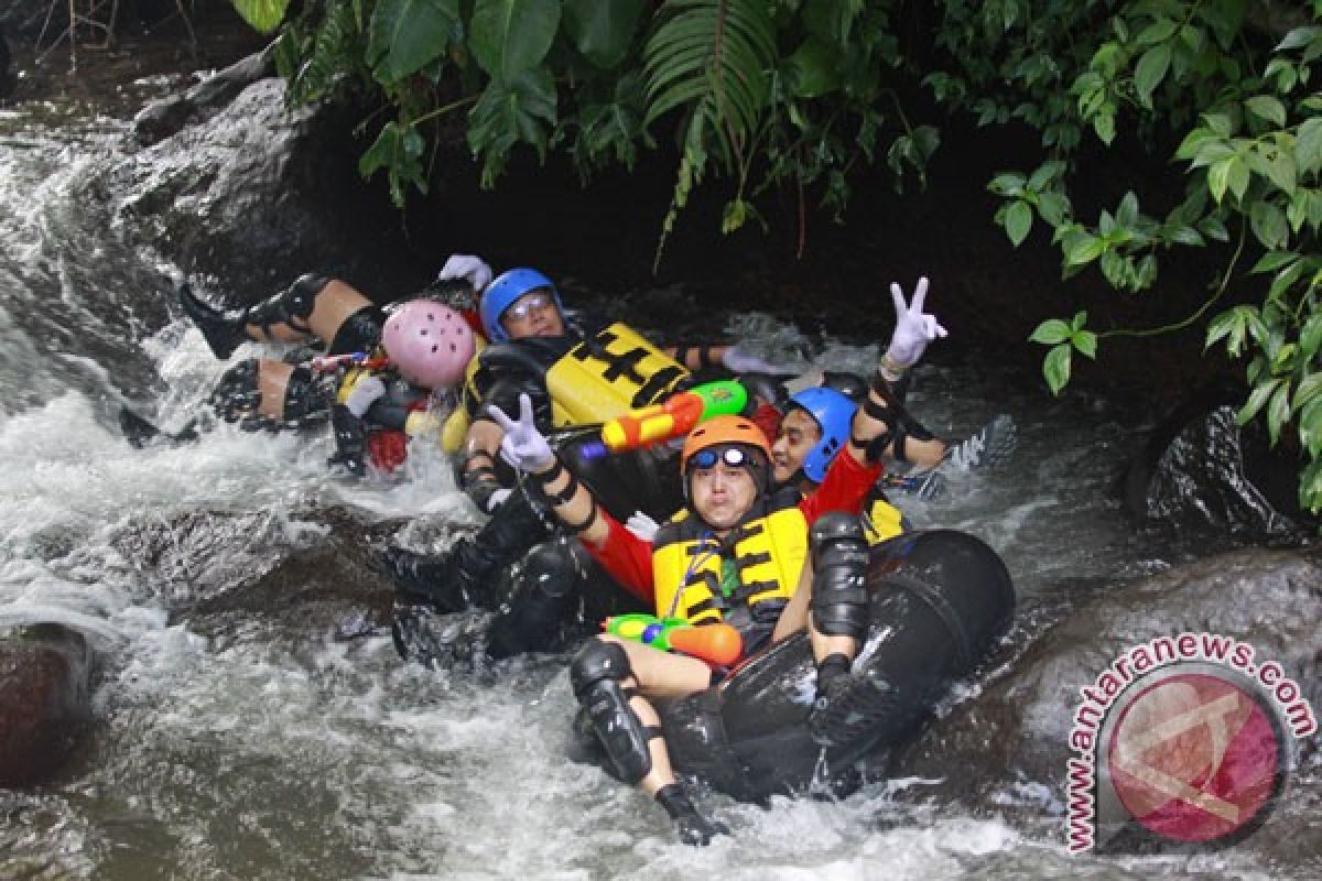 Empat wisatawan peserta tubing meninggal terseret banjir di Magelang