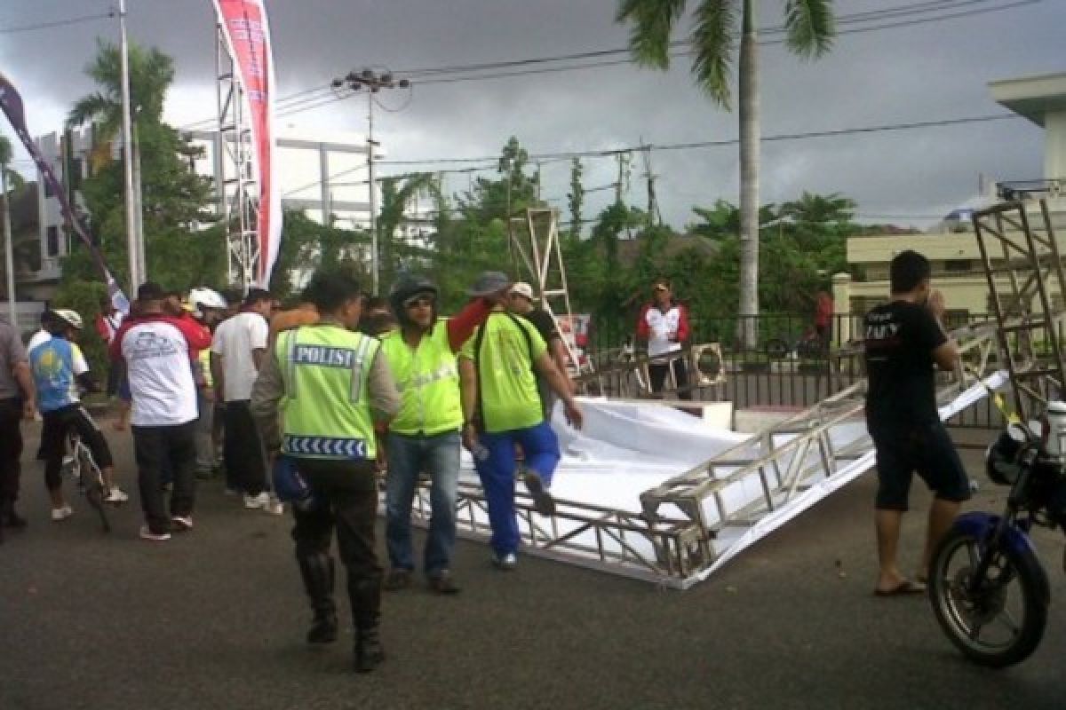 Pemkot Pontianak Segel Papan Reklame Salahi Aturan