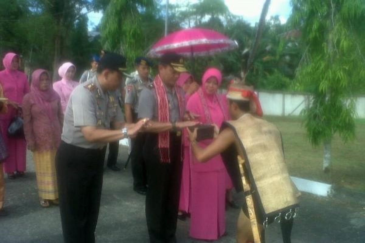 Kapolda Kalbar Disambut Ritual Adat Dayak dan Melayu Landak