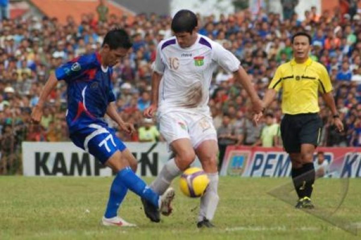 Suporter Ricuh, Laga Persiku-Persis Sempat Dihentikan