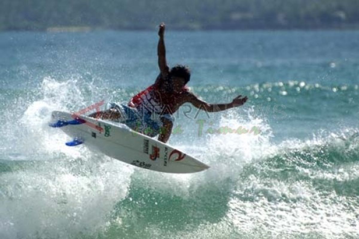 Banyuwangi Kembali Gelar Selancar Internasional Pantai Pulau Merah
