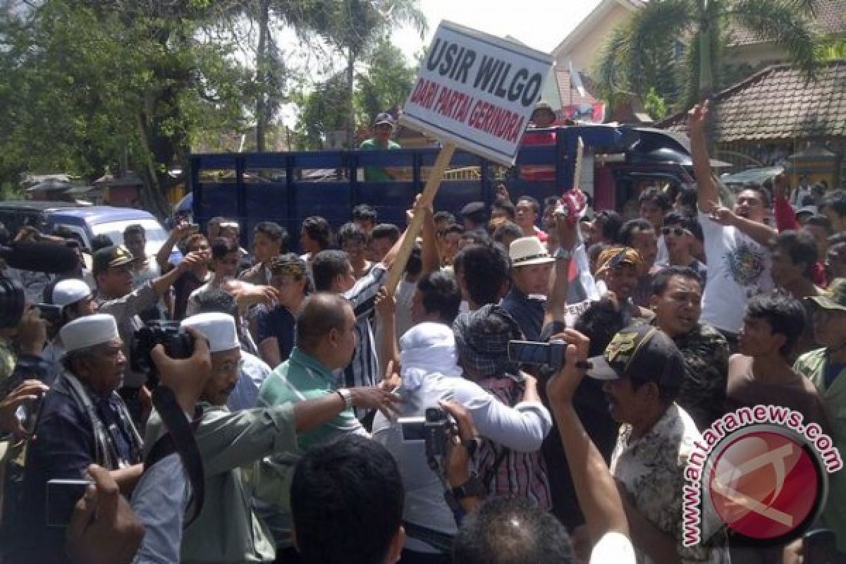 Warga NTB demo tolak caleg terpilih DPR dari Partai Gerindra