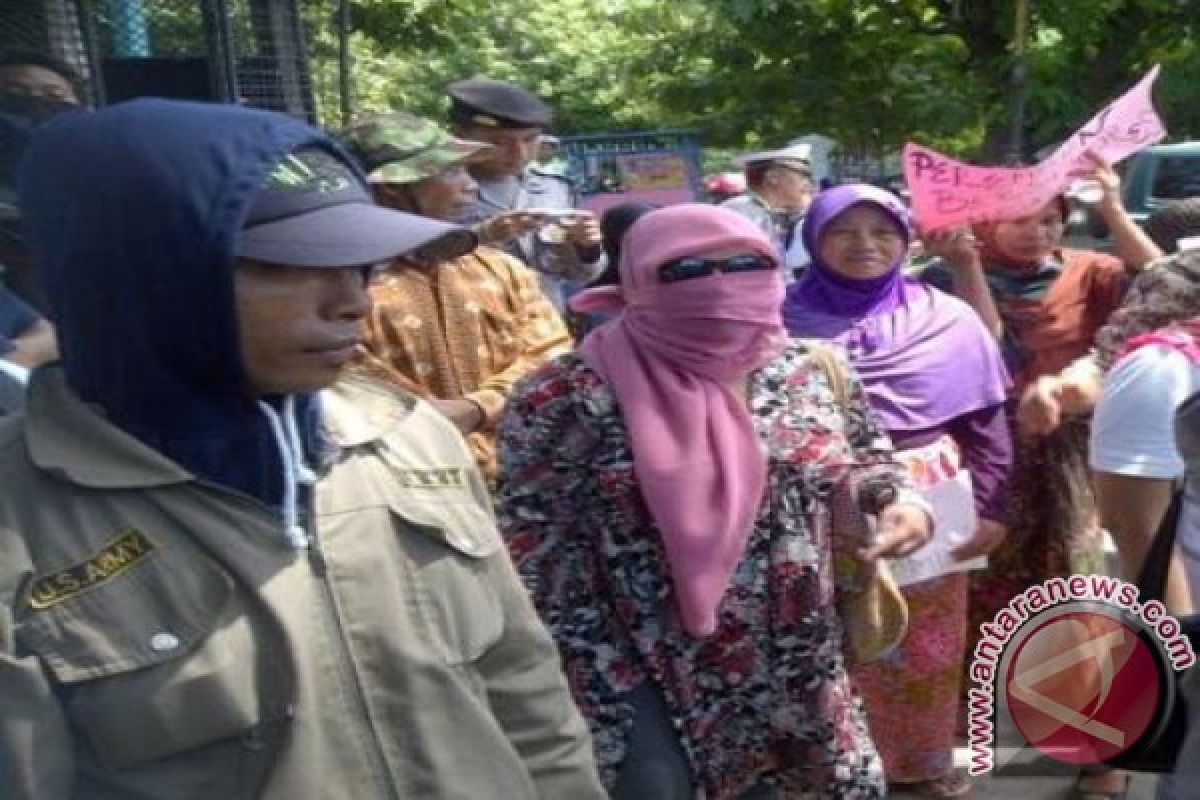 Caleg perempuan kembali demo di Bawaslu NTB