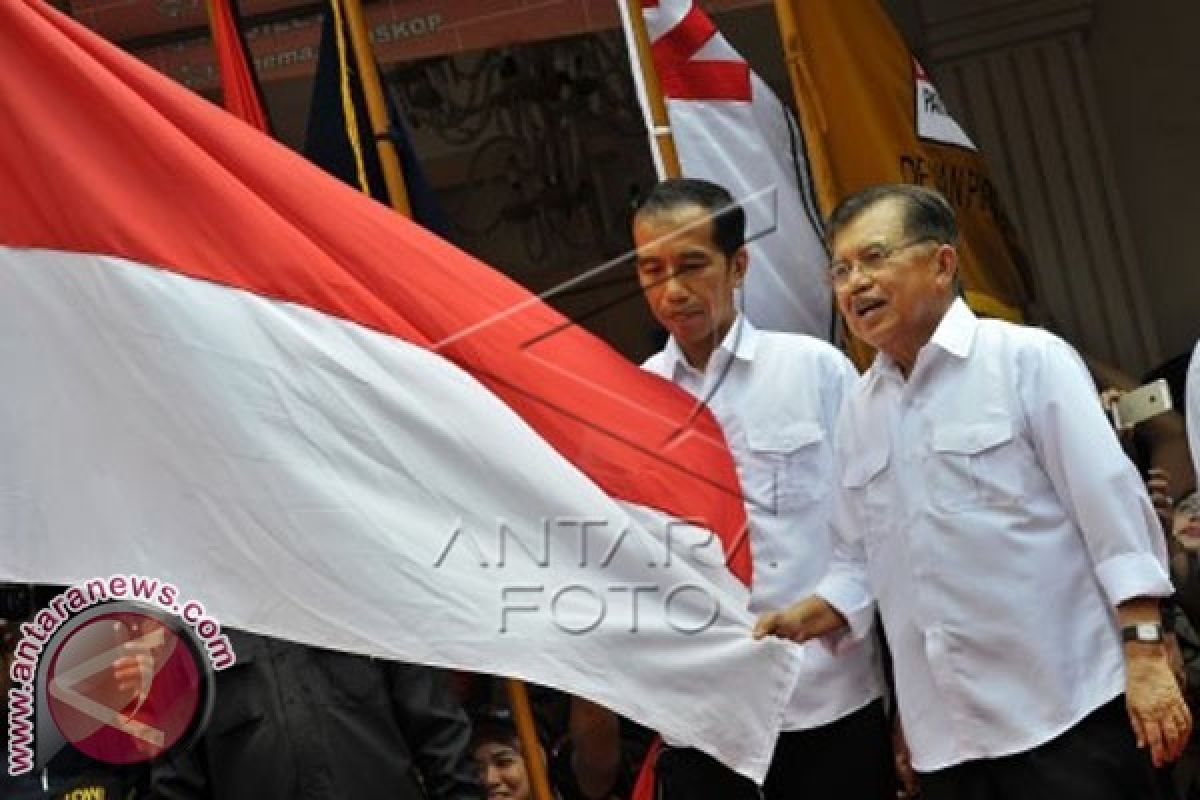 Jokowi-JK Cium Bendera Usai Deklarasi