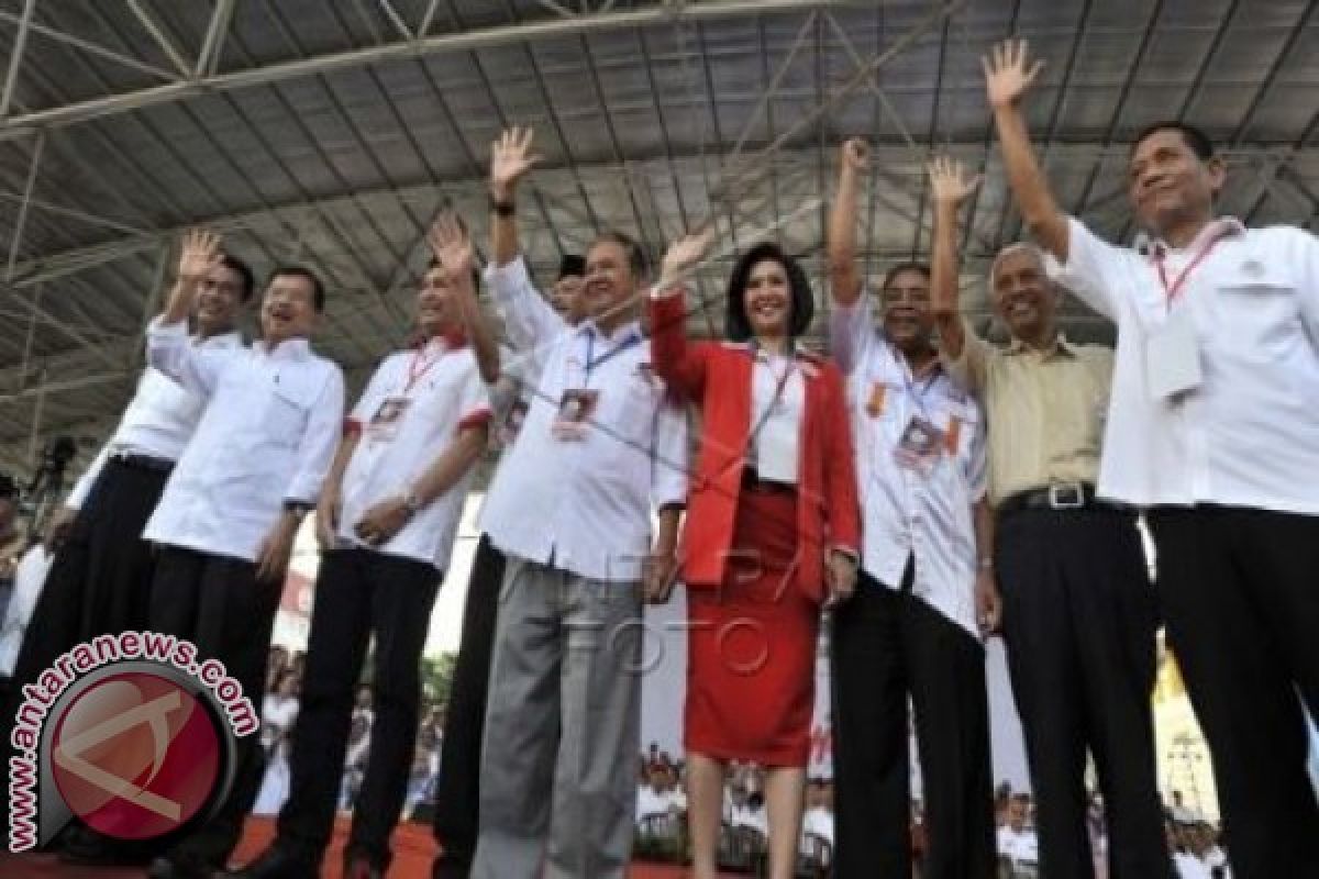 Bendera Gerindra Dikibarkan di Tengah Deklarasi Jokowi-JK