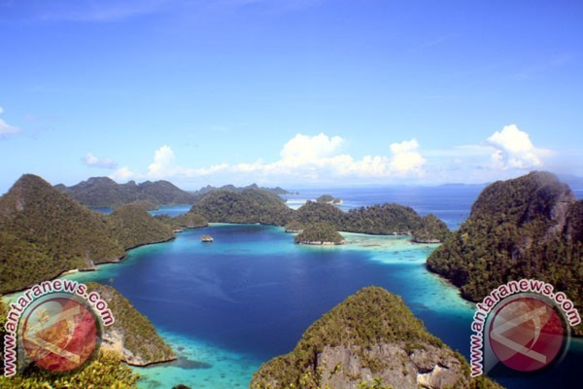 Menpora Resmikan Monumen Khatulistiwa Raja Ampat