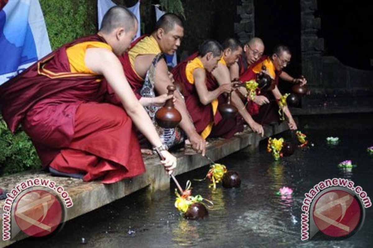 Umat Buddha Ambil Air Berkah Waisak di Umbul Jumprit