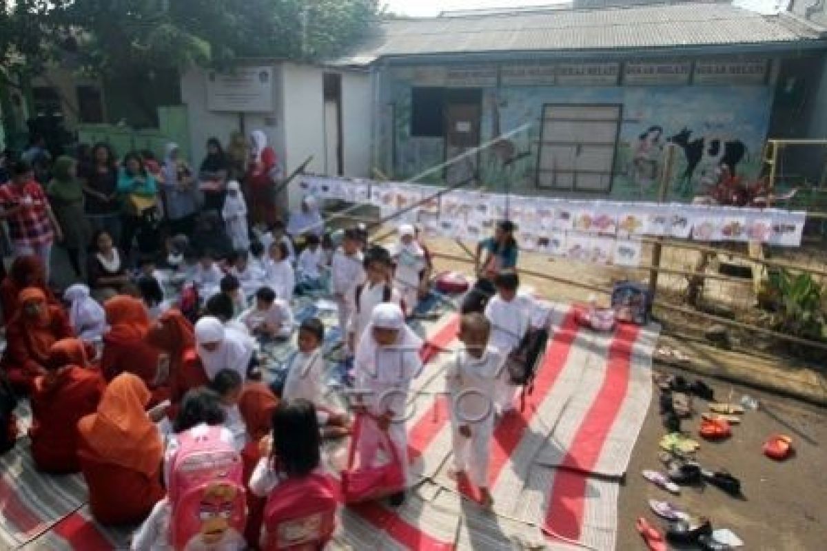 Siswa PAUD Di Tangsel Belajar Di Jalanan