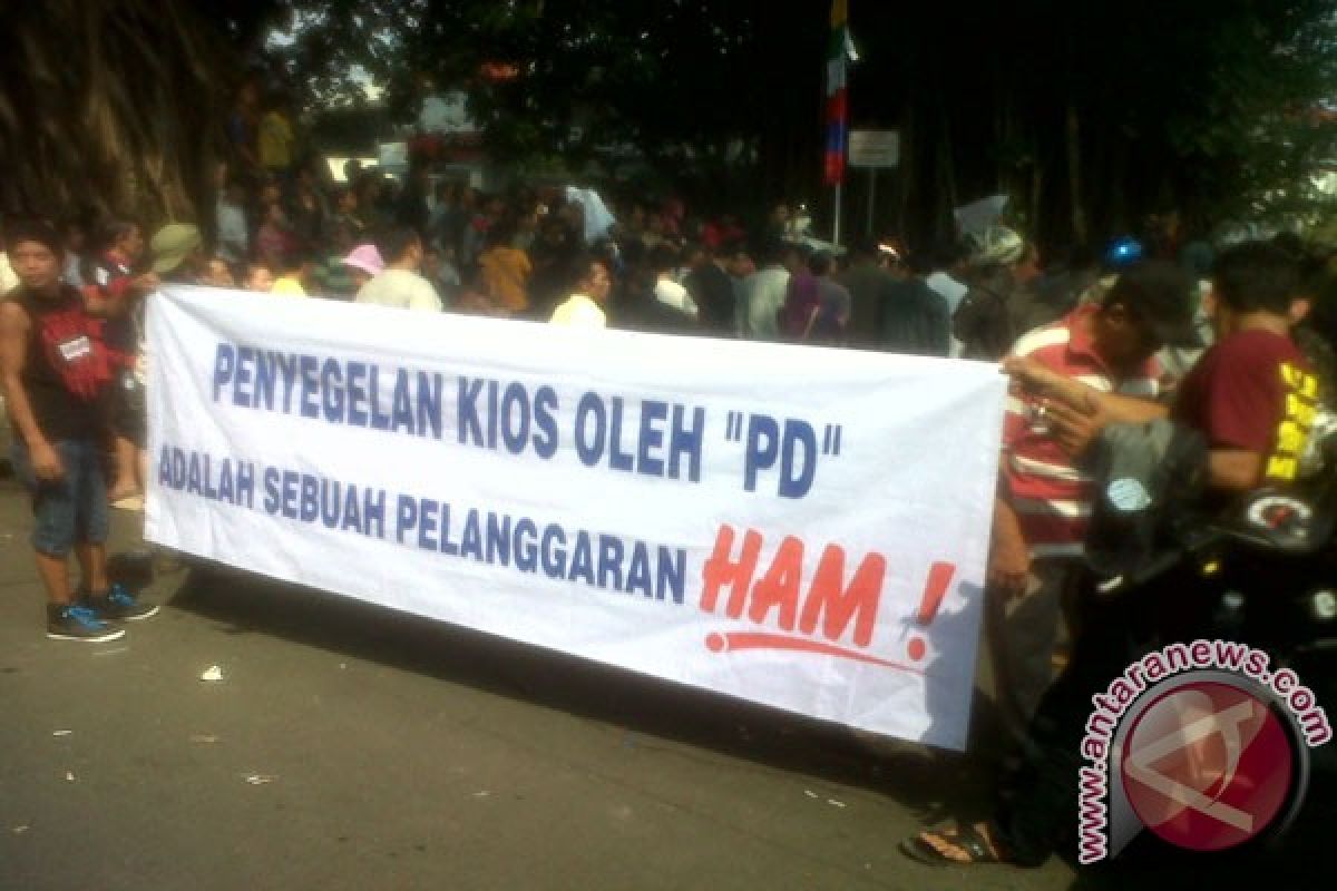 Ratusan pedagang Pasar Bogor demo Balaikota