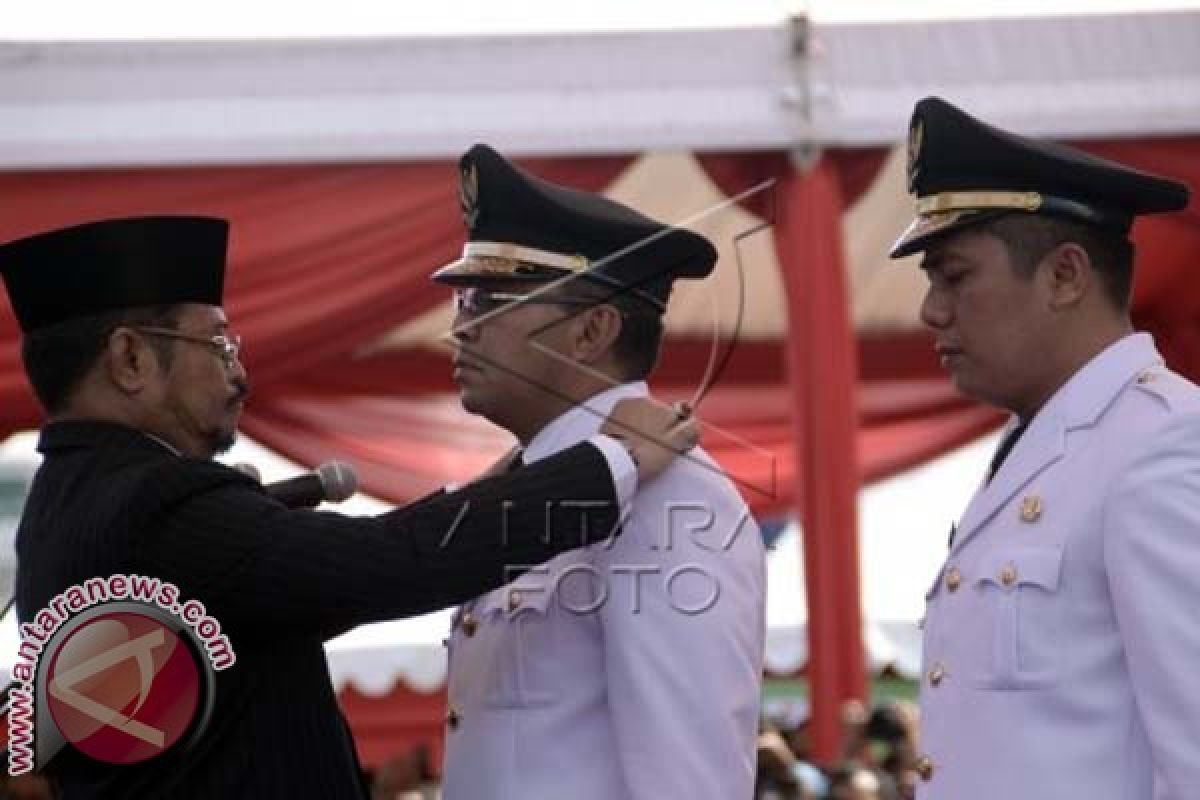 Gubernur Lantik Walikota Makassar di Anjungan Pantai 