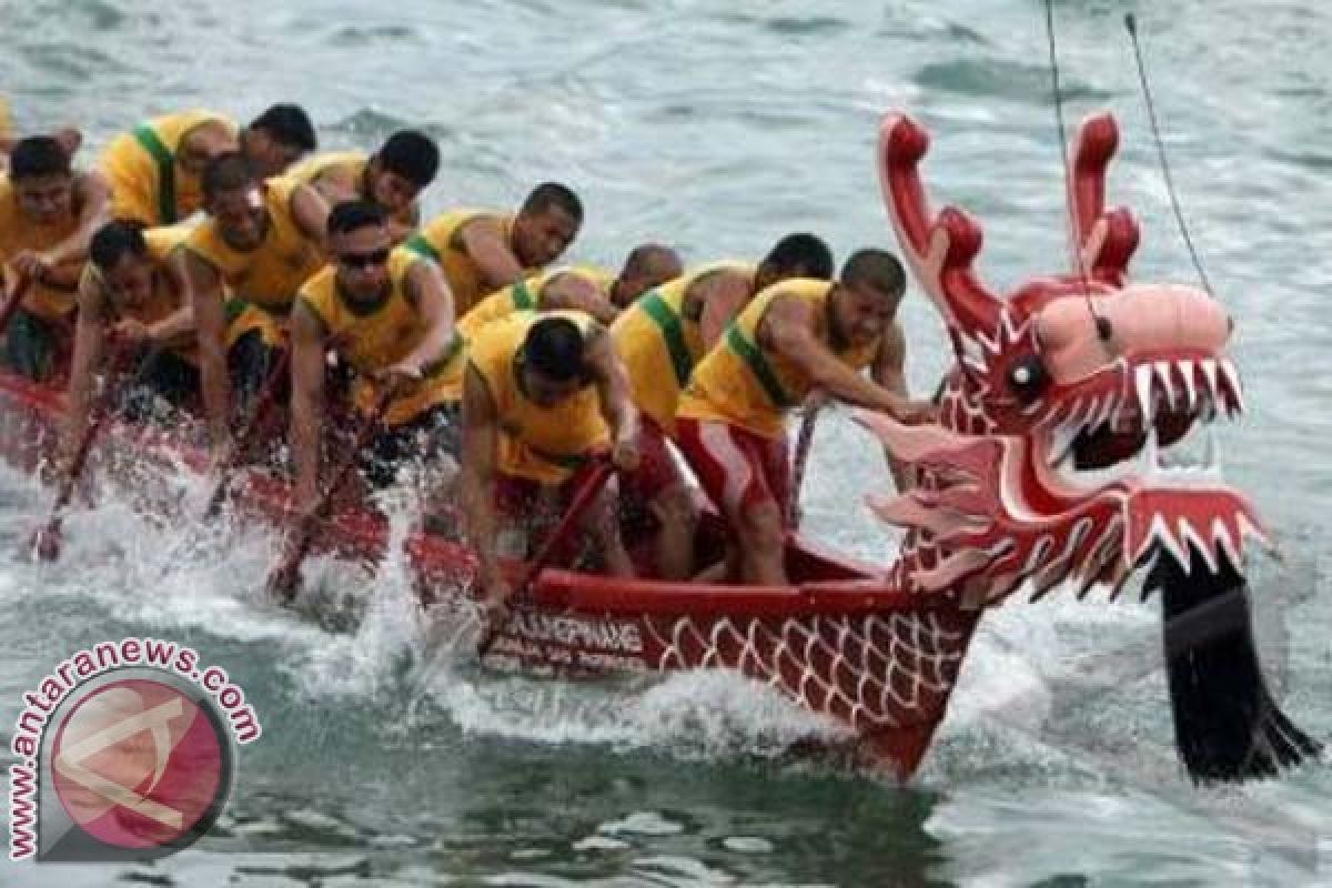16 perahu naga berlaga di Festival Losari