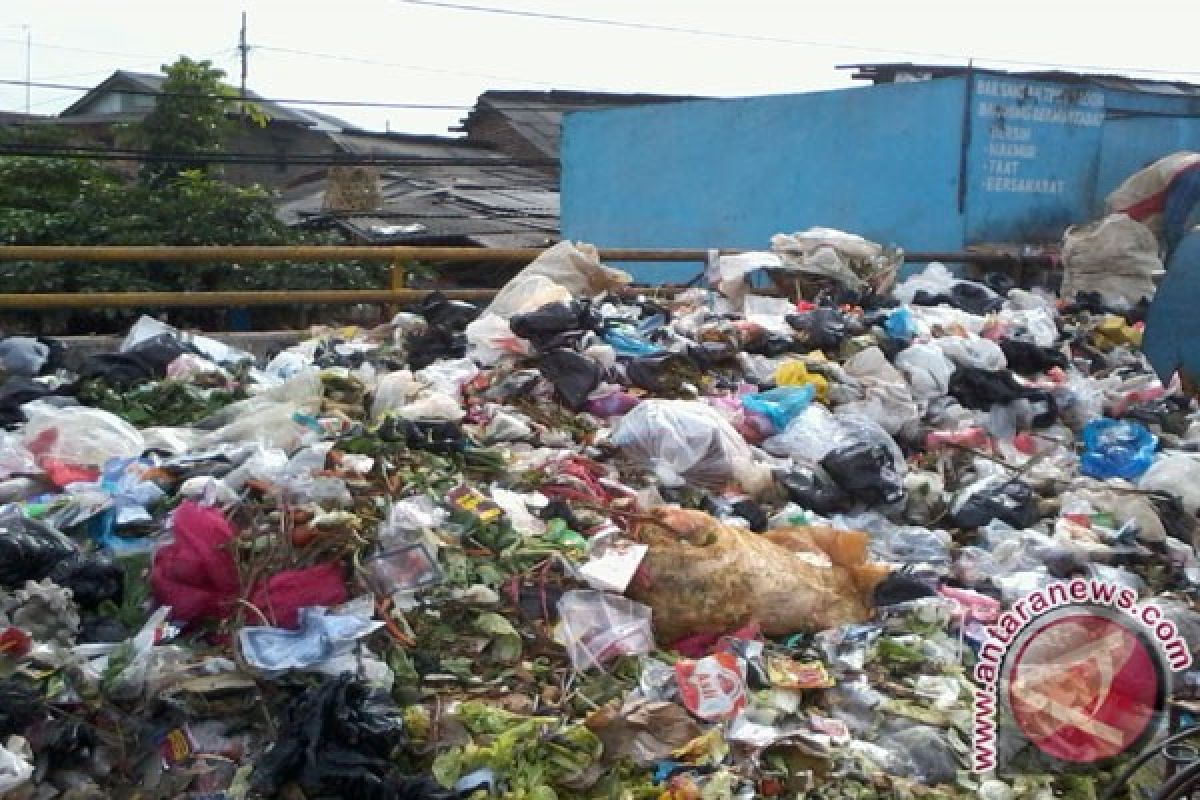 Tumpukan sampah TPA Karawang capai 7-8 meter