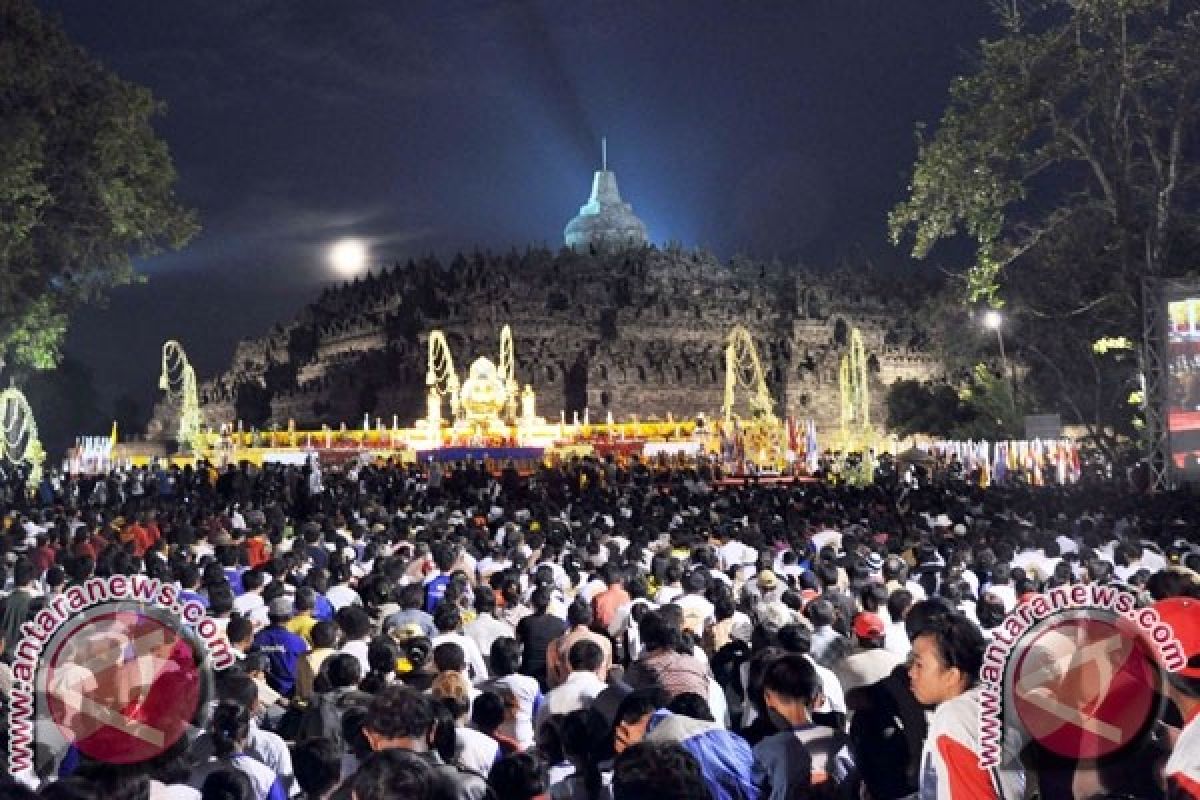 Ribuan Orang Berobat Gratis di Candi Borobudur