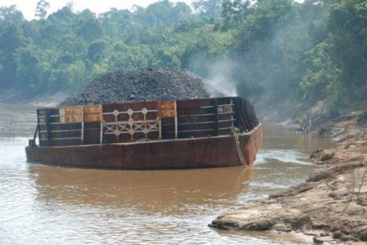 Tongkang Berisi 7.000 Ton Batu Bara Terdampar di Cilacap