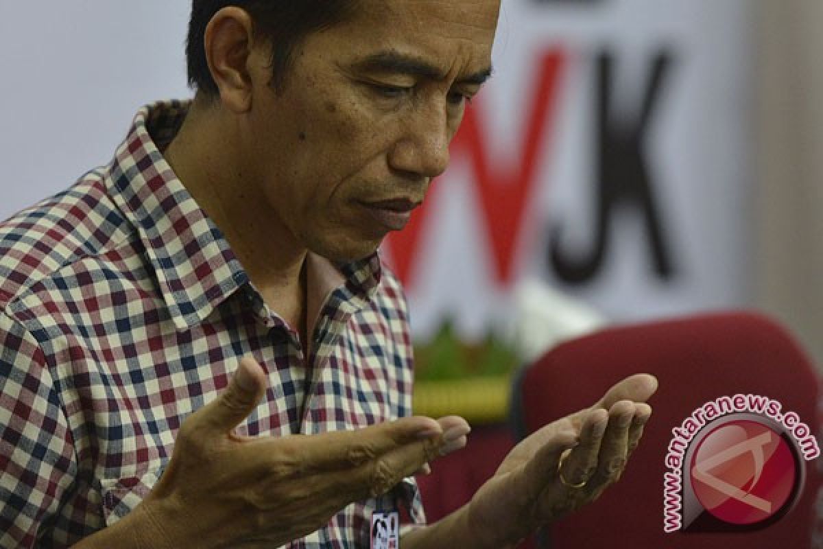 Jokowi visits father`s grave