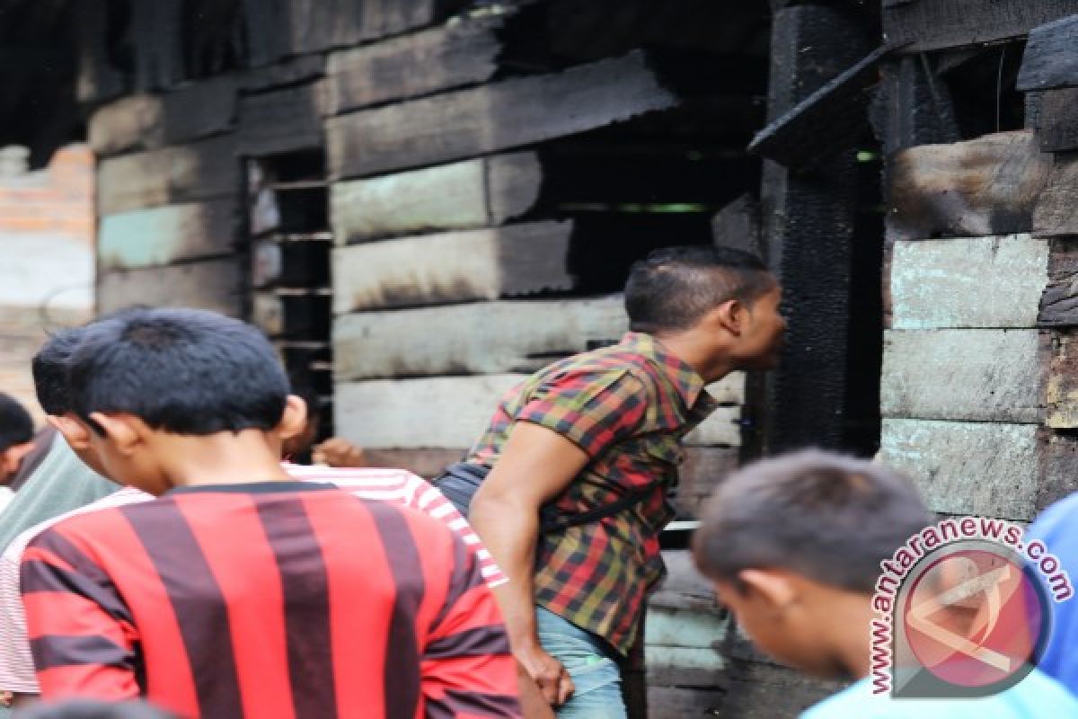 Ditinggal Pemilik Satu Rumah Ludes Terbakar Di Lhokseumawe