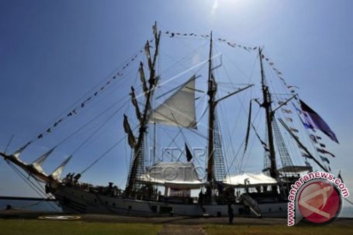 KRI Dewaruci Kenalkan Wisata 