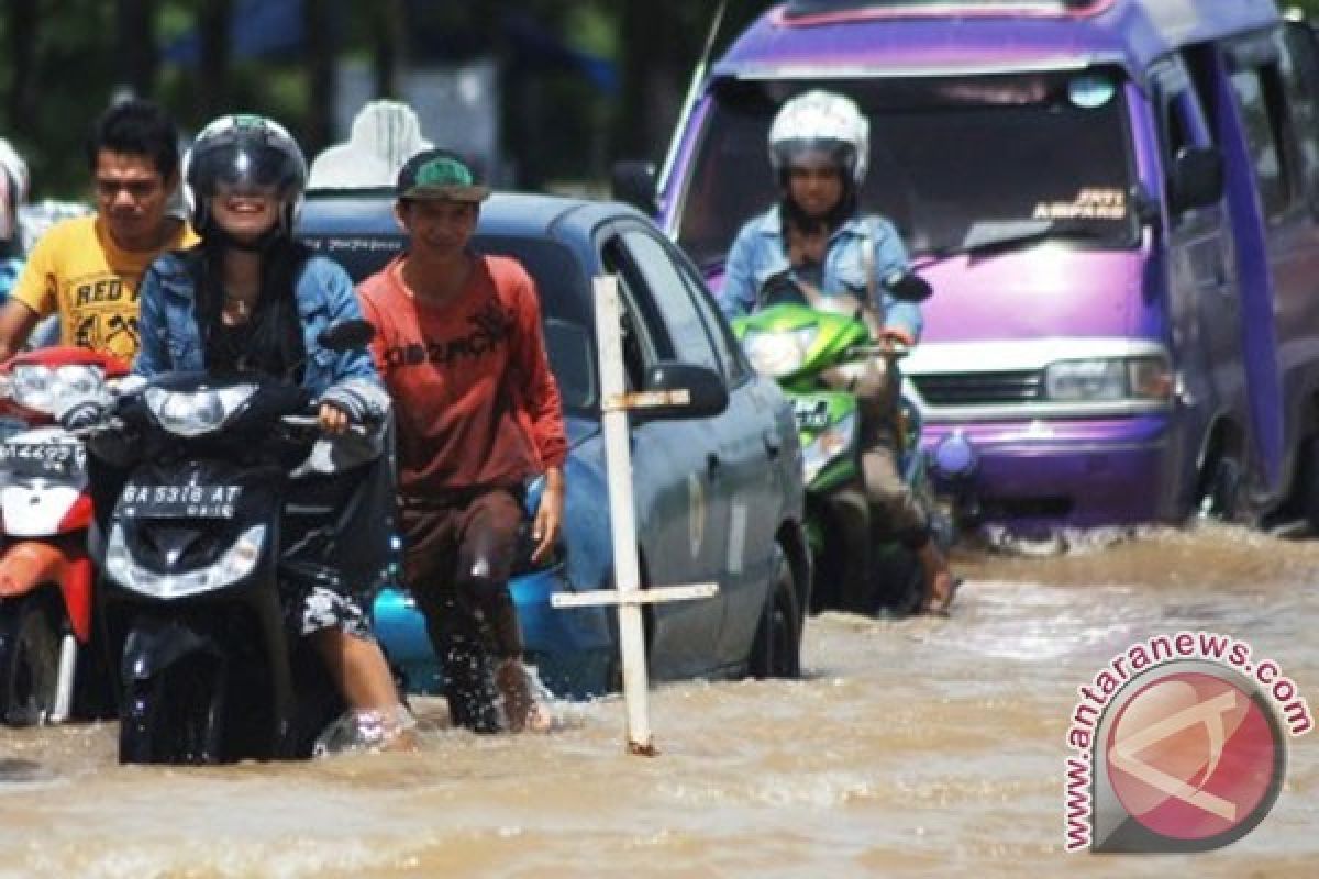 Banjir di Kalbar rusak jembatan