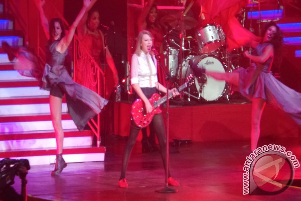 Dominasi merah dan histeria penonton warnai konser Taylor Swift 