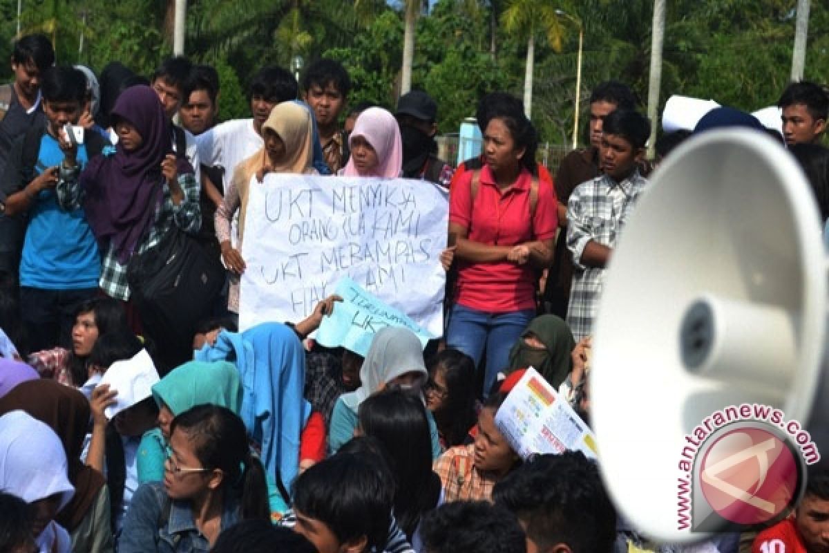 Mahasiswa UNIB tolak UKT 