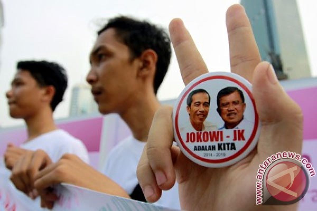 Relawan Jokowi bubuhkan tanda tangan di atas kain 1.000 meter