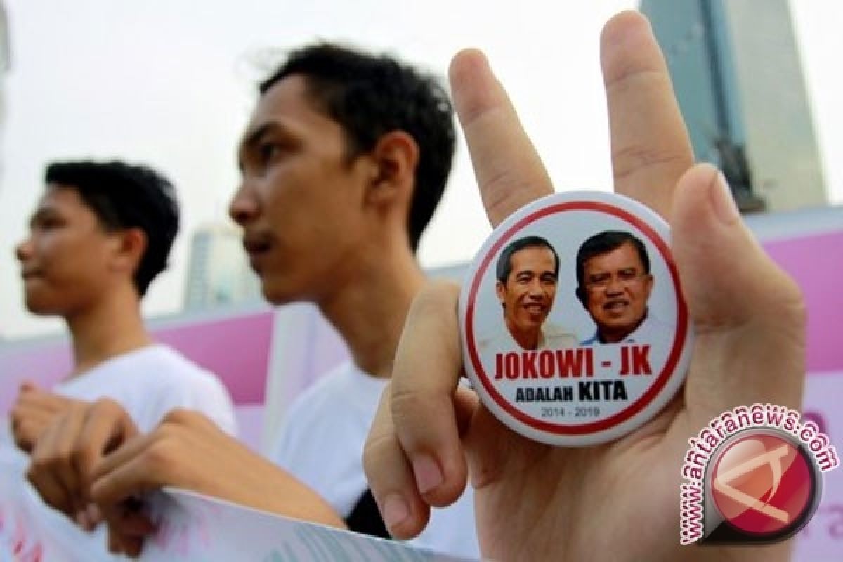 Relawan Jokowi bubuhkan tanda tangan di atas kain 1.000 meter