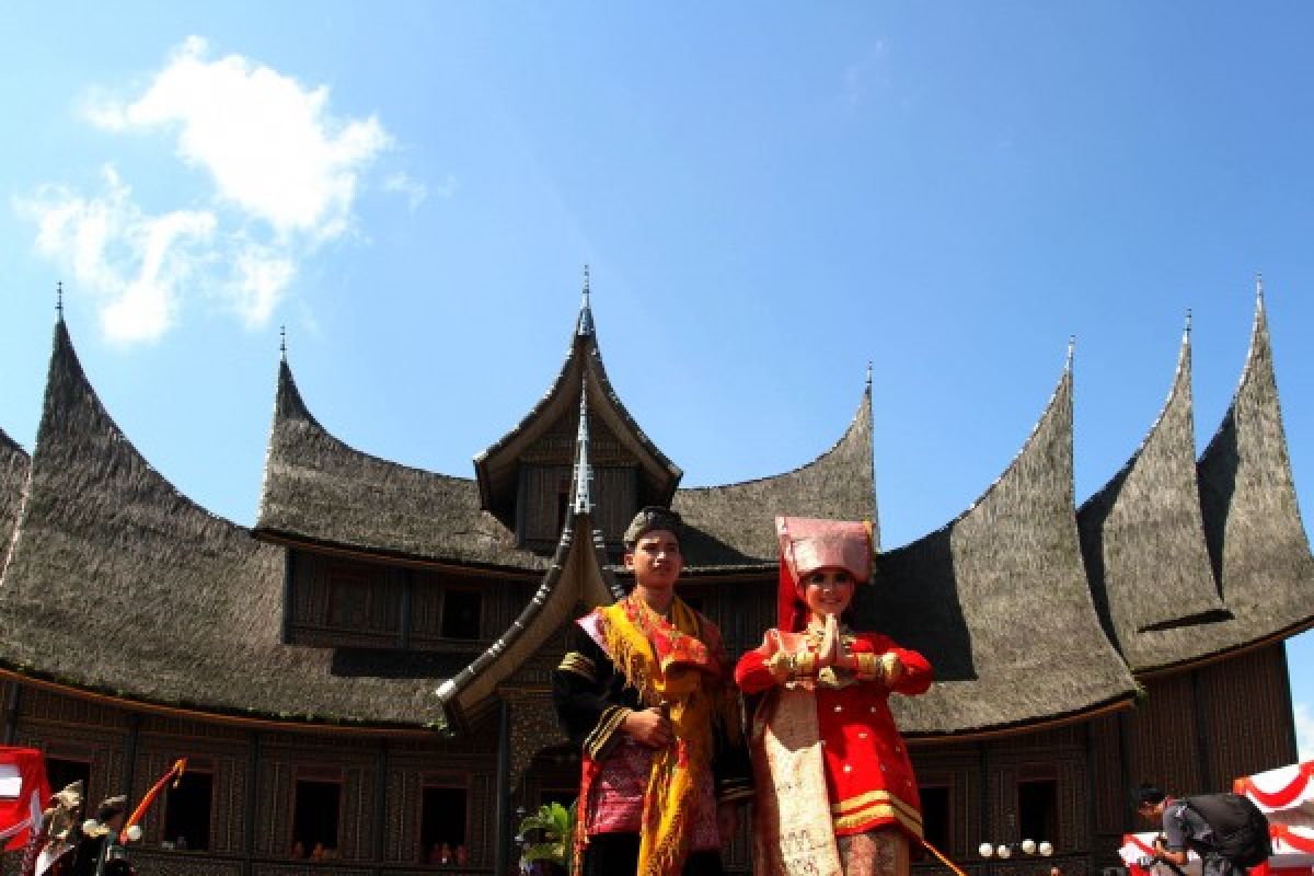 Kenali penghulu dan bunda kandung, pakaian adat Sumatera Barat - ANTARA ...