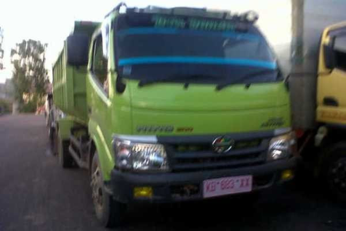 Polres Sekadau Tahan Dua Truk Bawa Zirkon