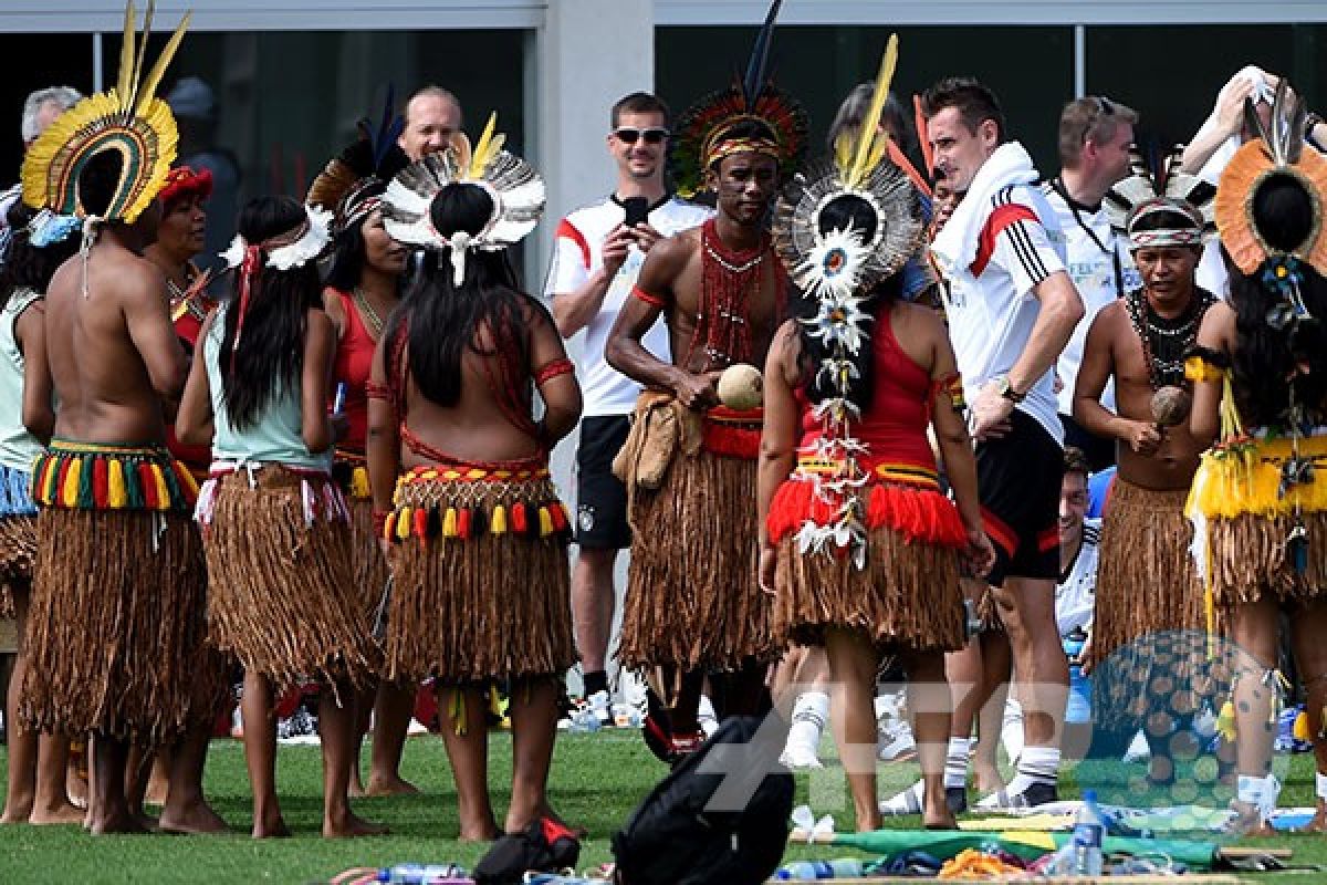Polisi sita panah Indian saat penyambutan Miroslav Klose cs