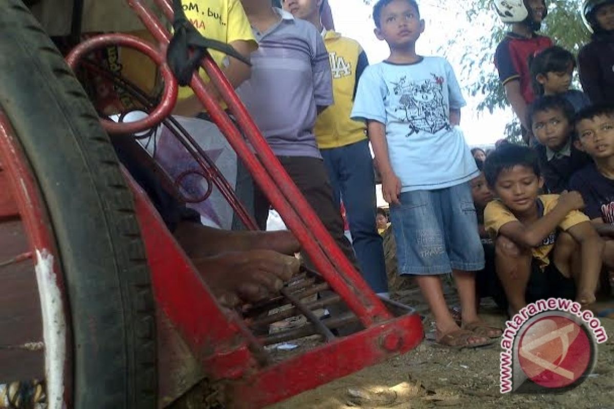 Tukang becak penambal jalan tolak imbalan jasa