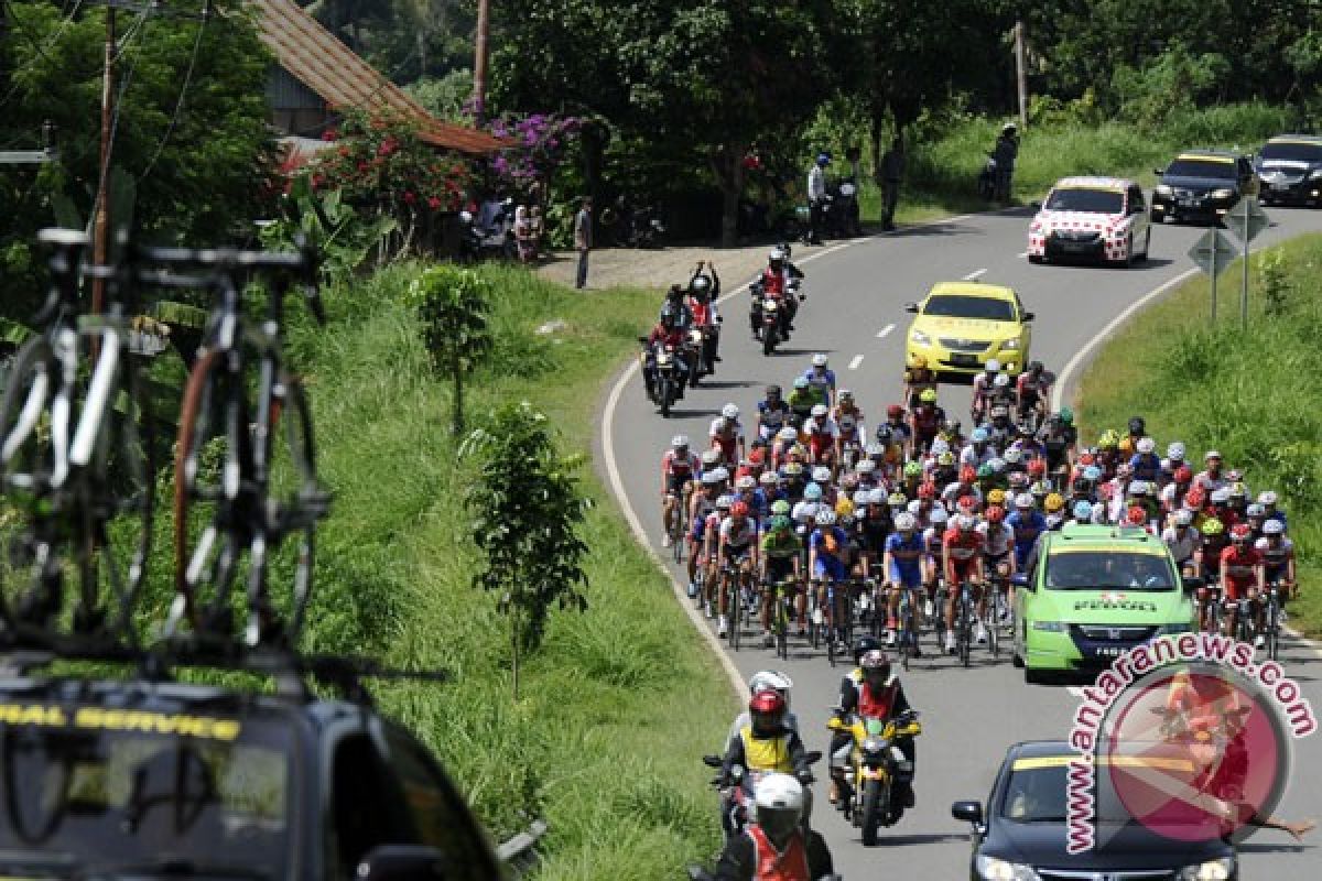 Oscar Pujol Munoz juarai etape lima Tour de Singkarak
