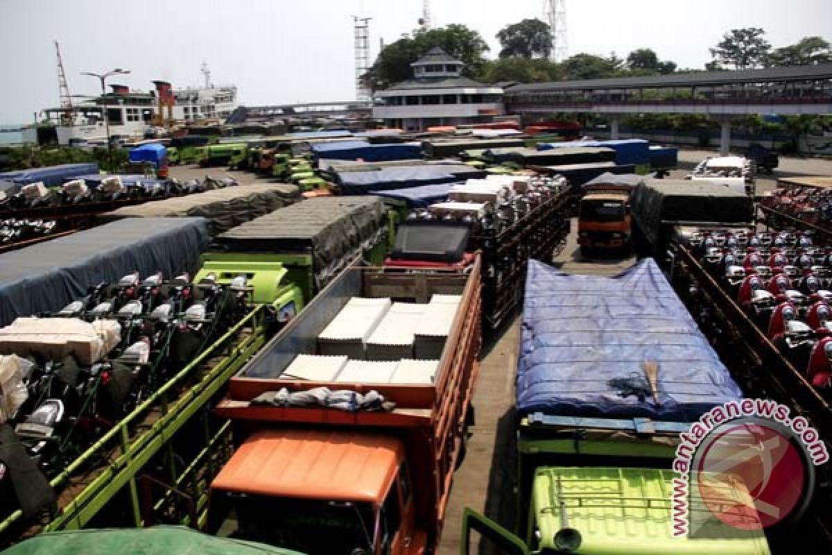 Antrean truk di Merak capai satu kilometer