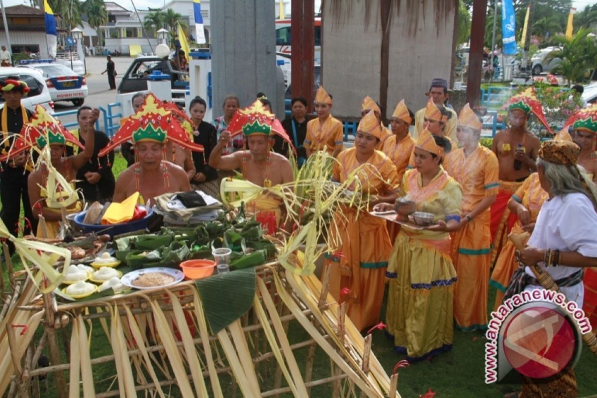 Ritual Menjamu Benua Tradisi Menyambut Erau