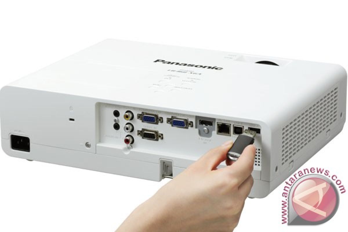Proyektor Panasonic PT-LB360 mudah dikontrol dari LAN