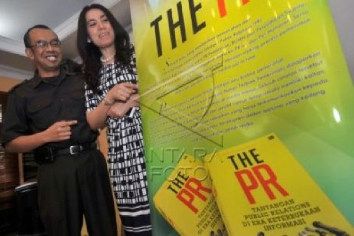 Resensi Buku - 'The PR' Cara Birokrat Tuntaskan Krisis Kehumasan 