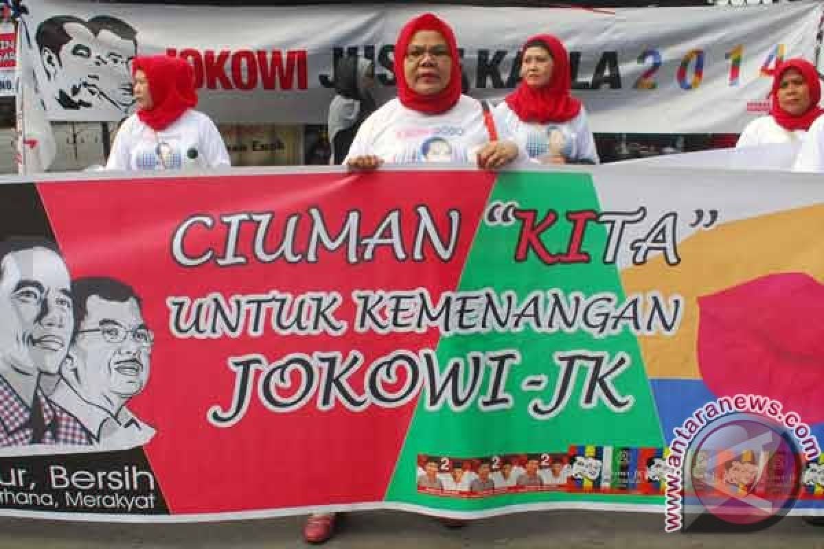 Jokowi balas fitnah dengan lagu