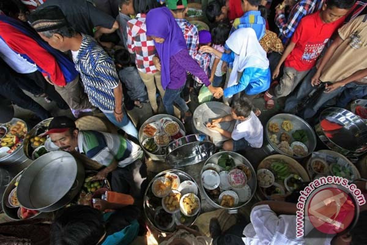 Ratusan orang upacara "sadranan" di lereng Merapi