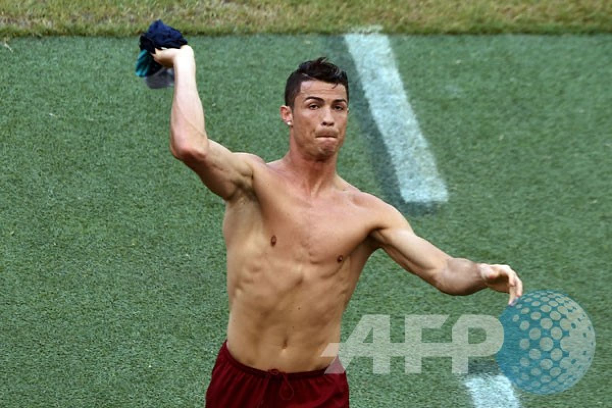 Jerman olok-olok perut "six-pack" Ronaldo