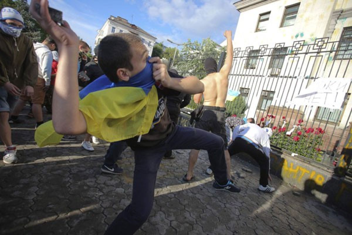 Pengunjuk rasa di Ukraina robek bendera Rusia