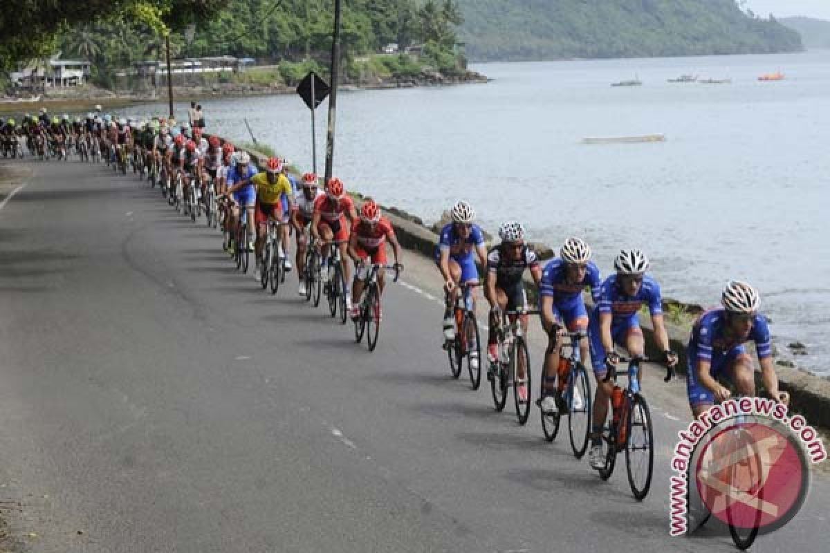 Pebalap Tour de Singkarak disambut asap di Solok