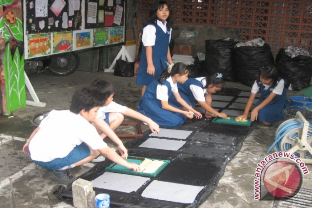 Pelajar Ikuti Lomba Daur Ulang Sampah