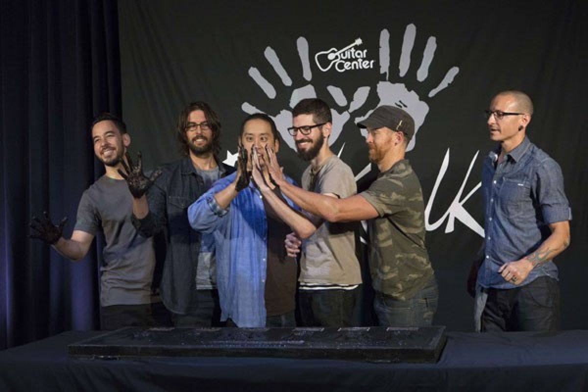 Kesedihan anggota Linkin Park di perayaan setahun kepergian Chester Bennington