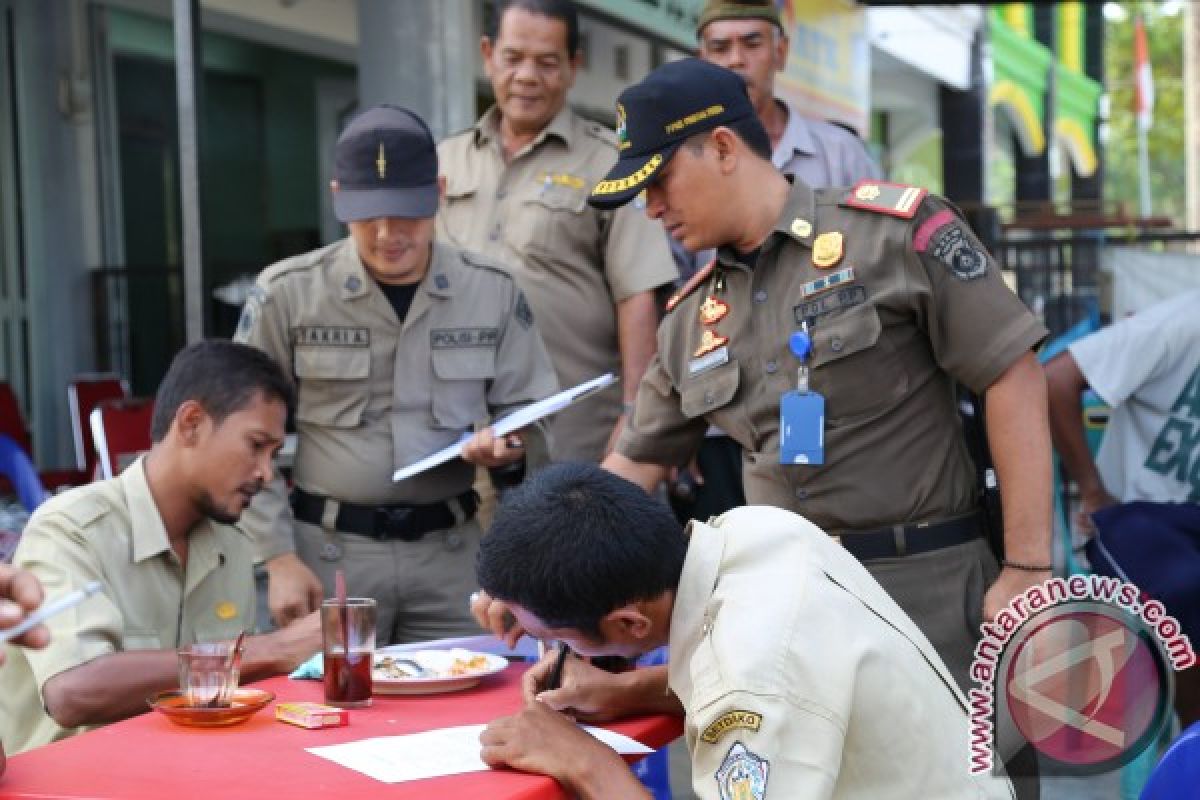 Satpol PP Aceh Pergoki PNS di Warung Kopi
