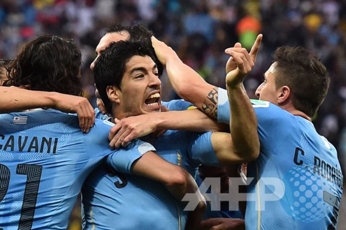 Suarez taklukkan Inggris dengan dua golnya