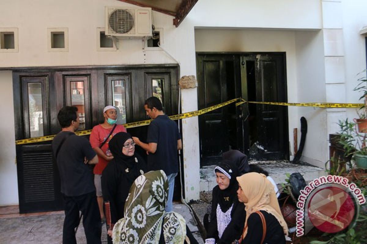 Rumah Uje terbakar akibat korsleting listrik