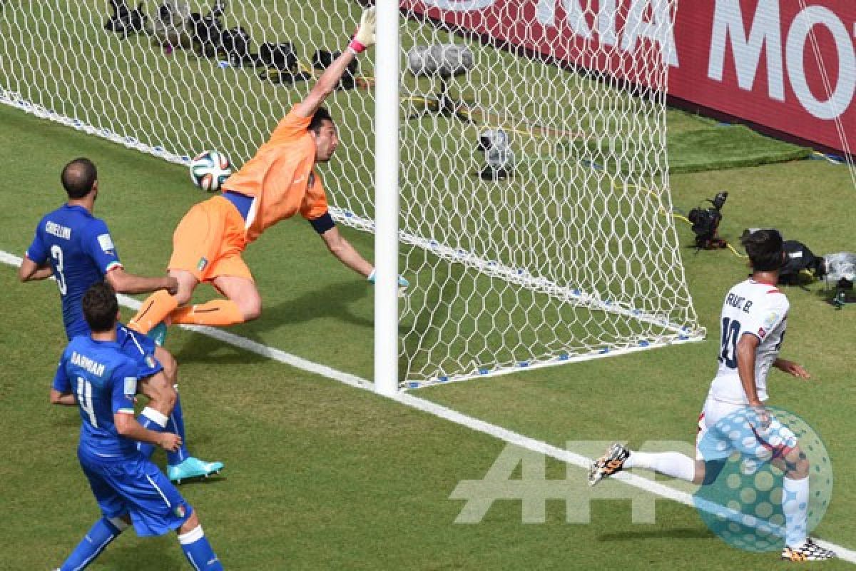 Kosta Rika unggul 1-0 atas Italia di babak pertama 