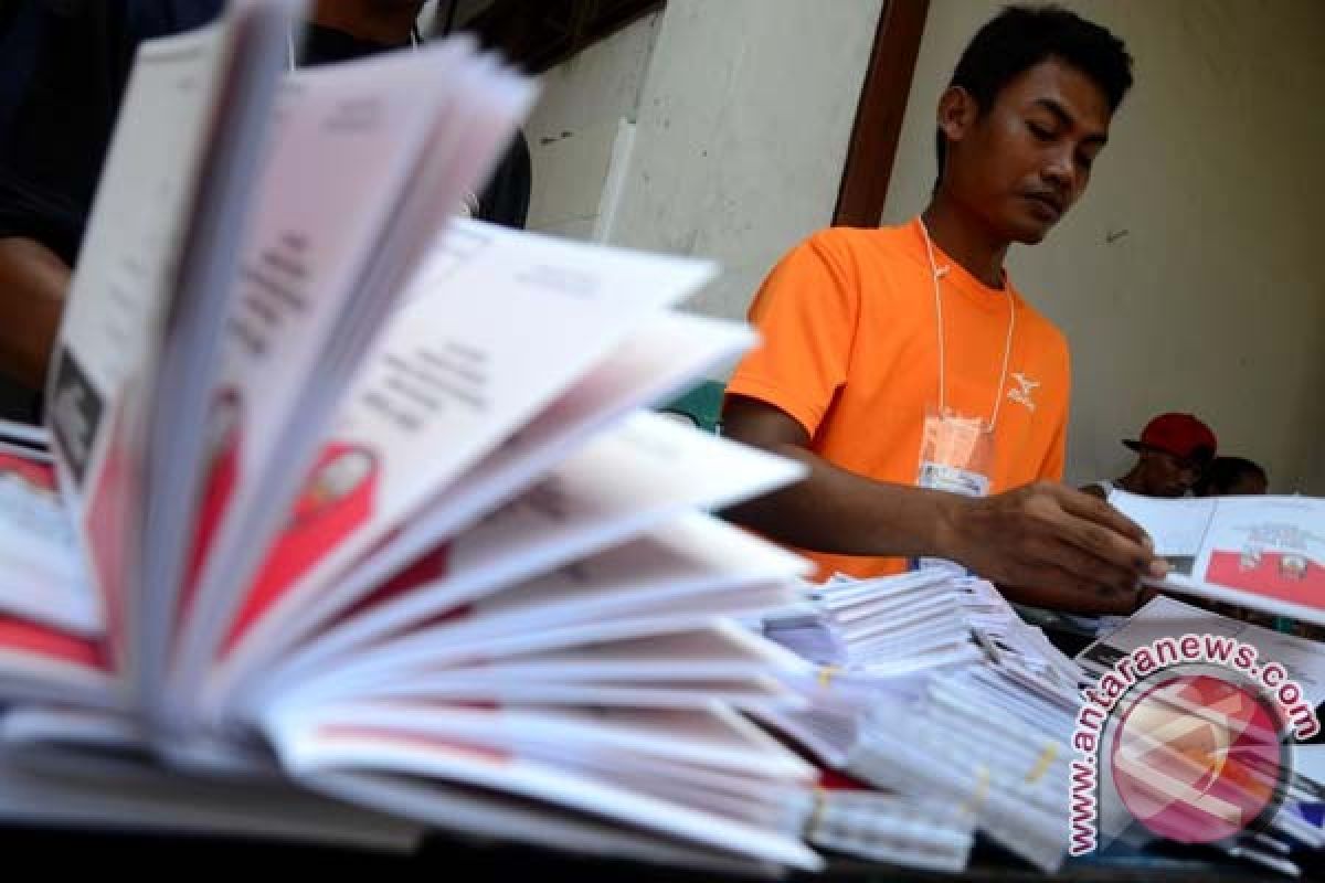 KPU Yogyakarta mulai melipat surat suara