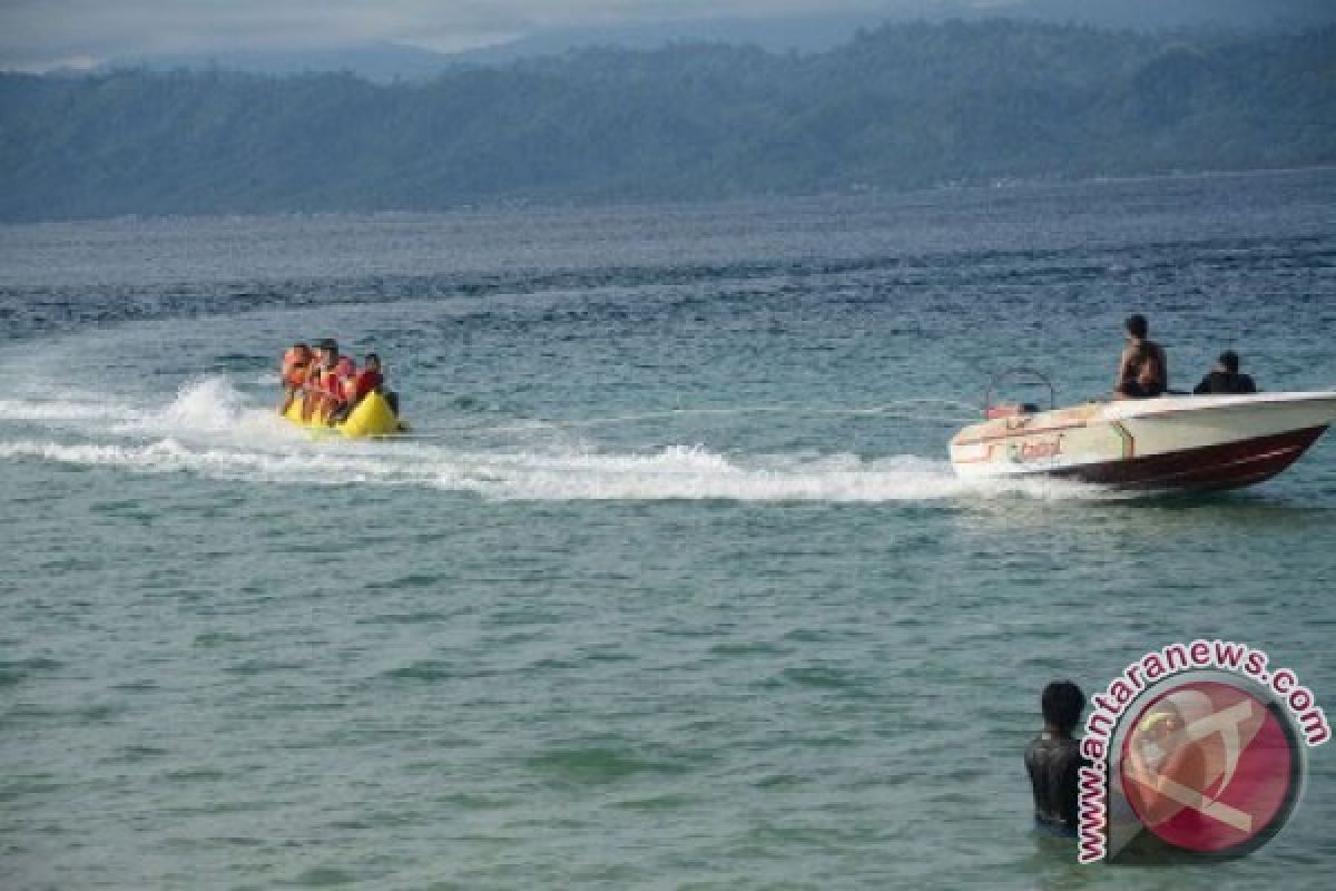 Pantai Pasir Putih dipadati pengunjung