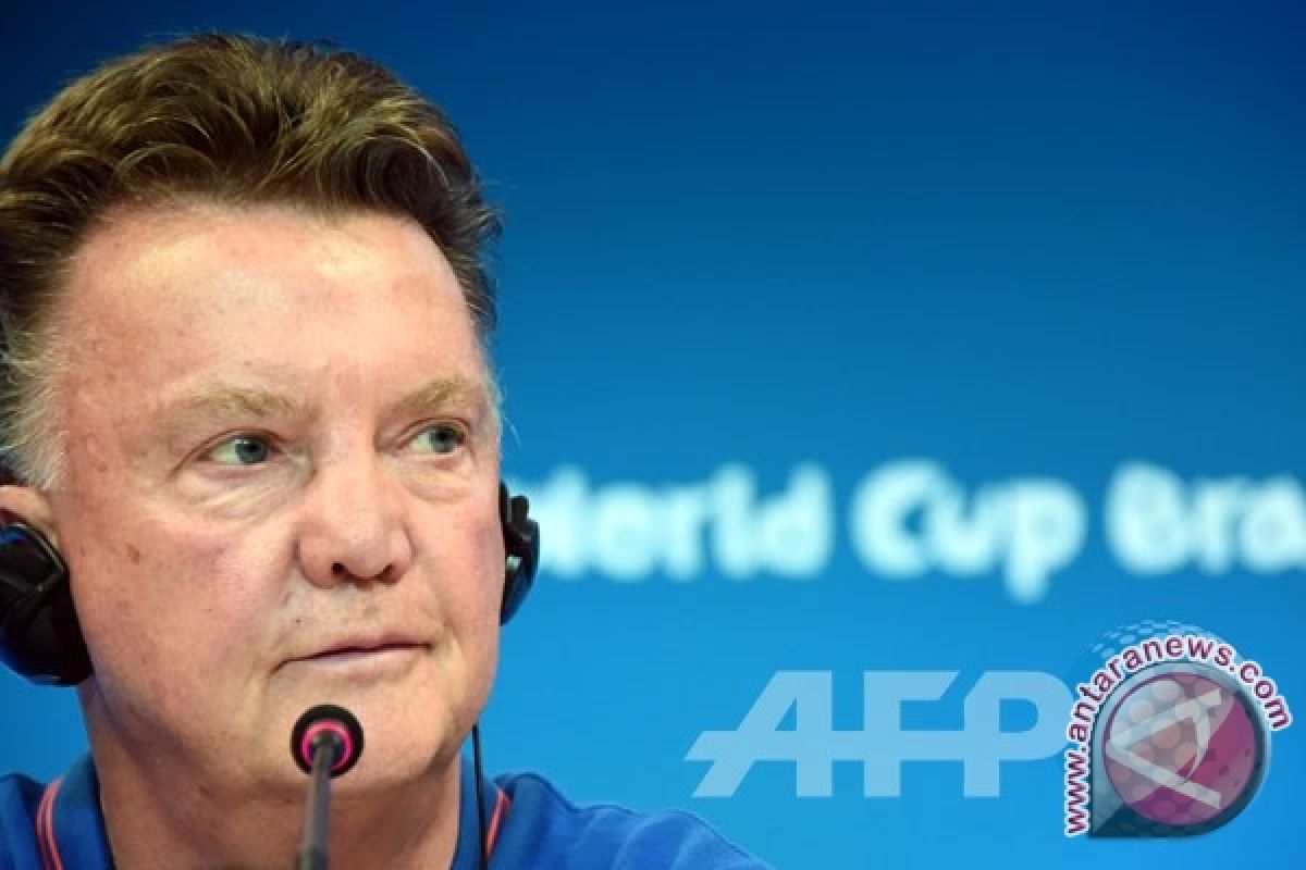 Scolari Serang Balik Louis van Gaal